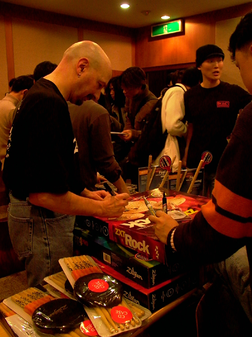 Steve Smith Clinic 에서... 스티브가 싸인해 주는 장면..