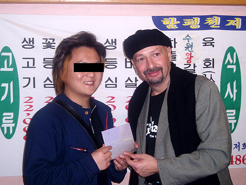 스티브 스미스 아저씨과 한글플랭카드..